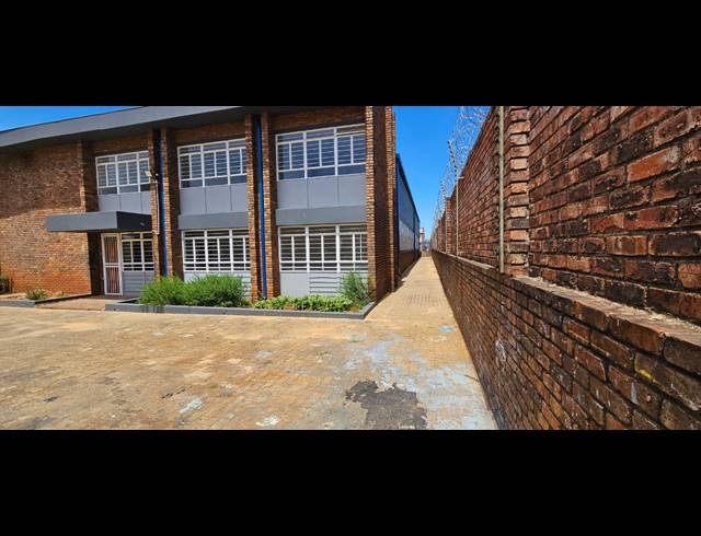 940M² INDUSTRIAL YARD TO LET IN CLAYVILLE